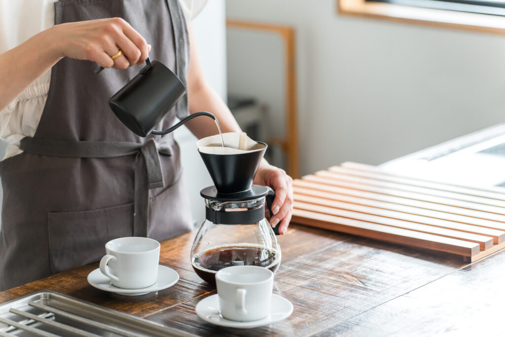 自宅で簡単にコーヒーの淹れ方を実践する様子