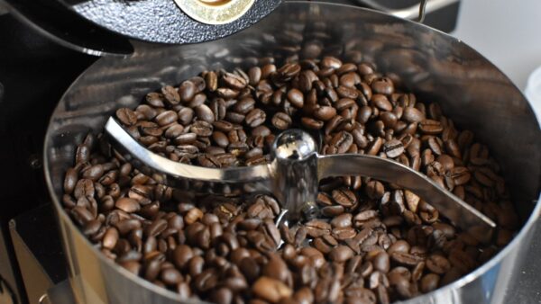 コーヒーのカフェイン量はどのくらい？豆の種類や焙煎で変わるって本当？