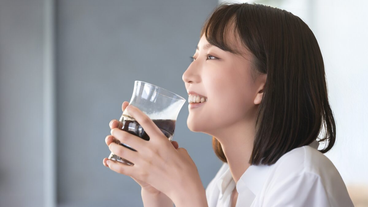 コーヒーを飲む女性